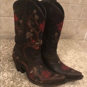 Beautiful pair of Lucchese Woman’s Cowboy boots.